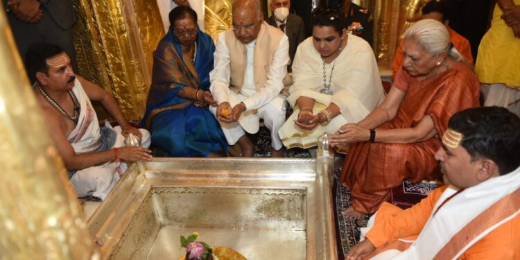 वाराणसी में राष्ट्रपति रामनाथ कोविंद ने सपत्नीक किया बाबा विश्‍वनाथ का दुग्धाभिषेक