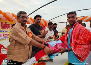 वाराणसी में सरस्वती स्विमिंग एसोसिएशन की प्रतियोगिता में तैराकी में प्रथम रहे निक्की बने गंगाश्री, महिलाओं में खुशी अव्वल