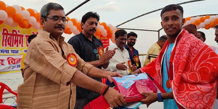 वाराणसी में सरस्वती स्विमिंग एसोसिएशन की प्रतियोगिता में तैराकी में प्रथम रहे निक्की बने गंगाश्री, महिलाओं में खुशी अव्वल