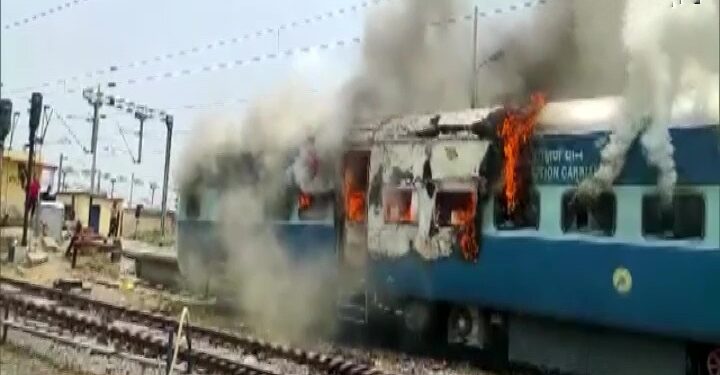 बिहार, यूपी, हरियाणा, एमपी और राजस्‍थान में अग्निपथ योजना का विरोध, ट्रेनों में लगाई आग