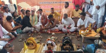 कश्मीर ब्राह्मणों के मुक्ति के लिए काशी में विशेष अनुष्ठान, अनुपम खेर हुए शामिल