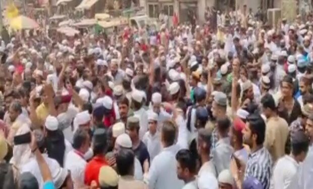 पैगंबर मोहम्मद पर टिप्पणी विवाद को लेकर कई शहरों में बड़े पैमाने पर विरोध-प्रदर्शन, रांची में कर्फ्यू