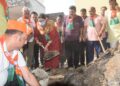 वाराणसी में मंत्री स्मृति ईरानी ने साफ किया गोबर का ढेर