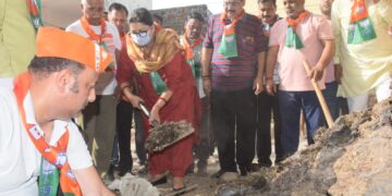 वाराणसी में मंत्री स्मृति ईरानी ने साफ किया गोबर का ढेर