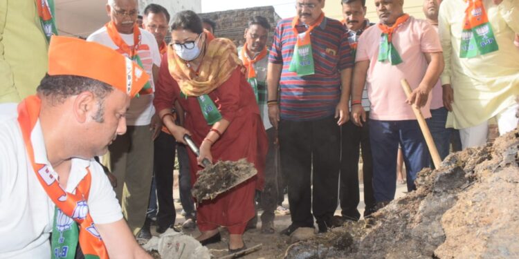 वाराणसी में मंत्री स्मृति ईरानी ने साफ किया गोबर का ढेर