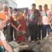 वाराणसी में मंत्री स्मृति ईरानी ने साफ किया गोबर का ढेर