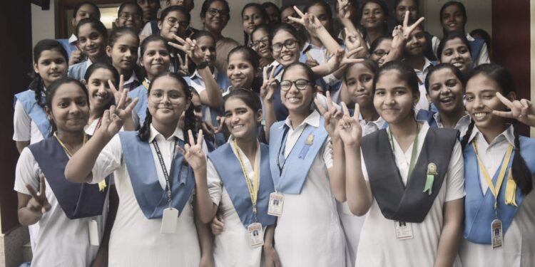 UP Board Result 2022: यूपी बोर्ड 10वीं-12वीं का परिणाम जारी, देखें किस टॉपर को मिले कितने अंक