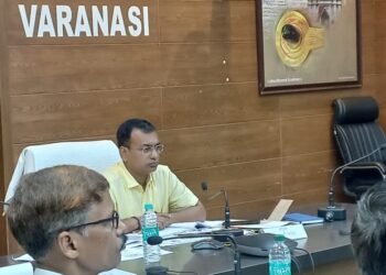 वाराणसी के कमिश्नर ने विकास कार्यों की मंडलीय समीक्षा बैठक में अधिकारियों को दिए आवश्यक दिशा-निर्देश