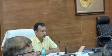 वाराणसी के कमिश्नर ने विकास कार्यों की मंडलीय समीक्षा बैठक में अधिकारियों को दिए आवश्यक दिशा-निर्देश