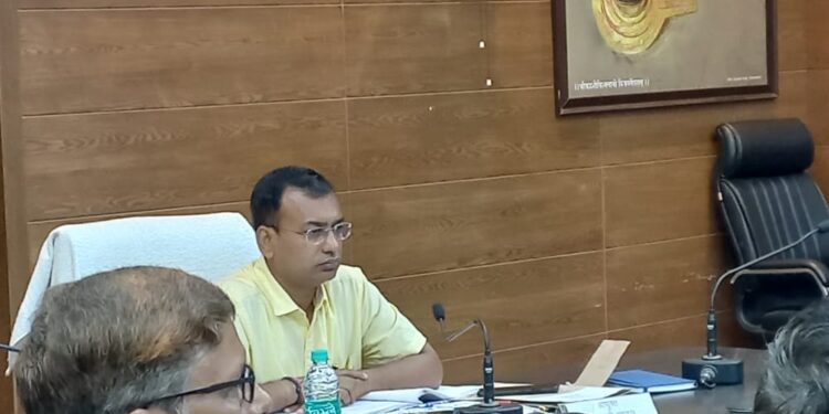 वाराणसी के कमिश्नर ने विकास कार्यों की मंडलीय समीक्षा बैठक में अधिकारियों को दिए आवश्यक दिशा-निर्देश