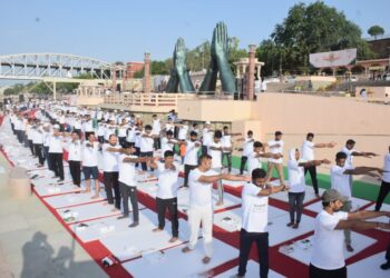 आठवें अंतर्राष्ट्रीय योग दिवस पर काशीवासियों ने योगासन किए और स्‍वास्‍थ्‍य को बेहतर बनाने के लिए शरीर को योग के प्रति समर्पित किया