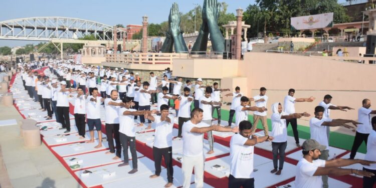 आठवें अंतर्राष्ट्रीय योग दिवस पर काशीवासियों ने योगासन किए और स्‍वास्‍थ्‍य को बेहतर बनाने के लिए शरीर को योग के प्रति समर्पित किया