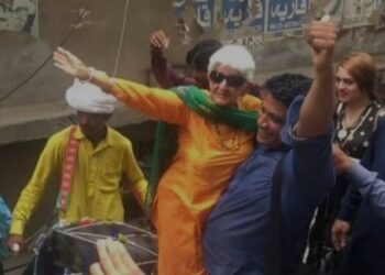 90 साल की रीना रावलपिंडी की प्रेम गली के अपने बचपन के घर प्रेम निवास पहुंचीं।