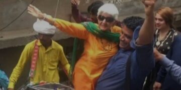 90 साल की रीना रावलपिंडी की प्रेम गली के अपने बचपन के घर प्रेम निवास पहुंचीं।