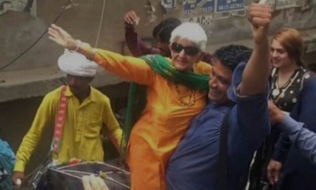 90 साल की रीना रावलपिंडी की प्रेम गली के अपने बचपन के घर प्रेम निवास पहुंचीं।