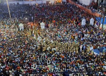 रामनगर रामलीला में श्रीराम के राज्याभिषेक की आरती देखने उमड़ी लाखों भक्‍तों की भीड़