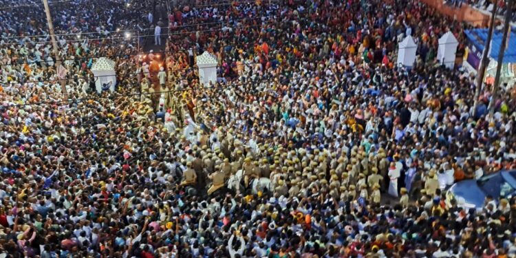 रामनगर रामलीला में श्रीराम के राज्याभिषेक की आरती देखने उमड़ी लाखों भक्‍तों की भीड़