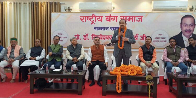 वाराणसी के डॉ. विश्वेश्वर भट्टाचार्य को द प्लास्टिक सर्जन ऑफ द ईयर 2022 मिलने पर किया गया सम्‍मानित