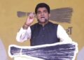 Isudan Ghadvi गुजरात विधानसभा चुनाव में इसुदान गढ़वी होंगे आम आदमी पार्टी के सीएम फेस अरविंद केजरीवाल ने किया ऐलान, इसुदान राजनीति में आने से पहले टीवी पत्रकार थे BNP NEWS DESK। गुजरात विधानसभा चुनाव में आम आदमी पार्टी ने सीएम फेस का ऐलान कर दिया है. शुक्रवार को मुख्यमंत्री पद के लिए इसुदान गढ़वी के नाम का ऐलान करते हुए अरविंद केजरीवाल ने कहा कि पार्टी राज्य में इन्ही के चेहरे पर आगे बढ़ेगी और चुनाव लड़ेगी. अरविंद केजरीवाल ने सीएम फेस के लिए उनके नाम का ऐलान किया है. आम आदमी पार्टी ने एक हफ्ते पहले अपने समर्थकों और कार्यकर्ताओं से ईमेल, फोन कॉल, एसएमएस और व्हाट्सएप संदेशों के जरिए गुजरात में मुख्यमंत्री उम्मीदवार की अपनी पसंद का पंजीकरण कराने को कहा था. अरविंद केजरीवाल ने बताया कि जो नंबर्स जारी किए गए थे, उन पर 16,48,500 लोगों का रिस्पॉन्स आया. इनमें से 73 फीसदी लोगों ने इसुदान गढ़वी के नाम को वोट दिया. जैसे ही केजरीवाल ने मंच से इसुदान के नाम की घोषणा की वह अपनी कुर्सी से उठ खड़े हुए और दिल्ली के मुख्यमंत्री को प्रणाम करने के बाद बगल में ही बैठीं अपनी मां के पांव छूकर आशीर्वाद लिया. इसुदान की मां भी अपनी कुर्सी से उठीं और बेटे को गले लगा लिया. आम आदमी पार्टी ने गुरुवार को गुजरात चुनाव के लिए 10 उम्मीदवारों की अपनी 9वीं सूची की घोषणा की थी, जिसके साथ उसके अब तक घोषित उम्मीदवारों की संख्या 118 हो गई है. आपको बता दें कि 182 सदस्यीय गुजरात विधानसभा के लिए 2 चरणों में 1 दिसंबर और 5 दिसंबर को मतदान होंगे, जबकि वोटों की गिनती 8 दिसंबर को होगी. इसुदान गढ़वी राजनीति में आने से पहले टीवी पत्रकार थे. वह गुजरात में लोकप्रिय टीवी एंकर थे और उनका ‘मन मंथन’ प्रोग्राम रात को 8 से 9 बजे तक 1 घंटे के लिए प्रसारित होता था. किसान परिवार से ताल्लुक रखने वाले 40 वर्षीय गढ़वी का जन्म 10 जनवरी 1982 को गुजरात के द्वारका जिले के पिपलिया गांव में हुआ. उन्होंने जून, 2021 में AAP की सदस्यता ली थी और वर्तमान में पार्टी के राष्ट्रीय संयुक्त महासचिव और राष्ट्रीय कार्यकारिणी के सदस्य भी हैं. अरविंद केजरीवाल ने कहा कि हम कमरे में बैठ कर अपना मुख्यमंत्री उम्मीदवार तय नहीं करते, बल्कि जनता से राय लेते हैं. इसुदान गढ़वी ने आम आदमी पार्टी की ओर से गुजरात में मुख्यमंत्री उम्मीदवार नामित होने के बाद अपने संबोधन में किसानों का मुद्दा उठाया. मोरबी ब्रिज टूटने पर भी भाजपा सरकार पर निशाना साधा. युवाओं की बात करते हुए कहा कि 3-3 साल तक परीक्षाएं ही नहीं होती हैं. हर परीक्षा का पेपर लीक हो जाता है. उन्होंने कहा कि आम आदमी पार्टी की अगर गुजरात में सरकार बनती है तो हर 10 किलोमीटर पर शानदार सरकारी स्कूल बनेंगे, जिसमें लाख रुपए की फीस देने की जरुरत नहीं होगी. साथ 18 हजार गांवों में मोहल्ला क्लिनिक भी खुलेगा, जिसमें एमबीबीएस डॉक्टर मौजूद रहेंगे. इसुदान पत्रकार के तौर पर वह दूरदर्शन, ईटीवी गुजराती, वीटीवी के साथ काम कर चुके हैं.