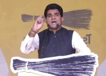 Isudan Ghadvi गुजरात विधानसभा चुनाव में इसुदान गढ़वी होंगे आम आदमी पार्टी के सीएम फेस अरविंद केजरीवाल ने किया ऐलान, इसुदान राजनीति में आने से पहले टीवी पत्रकार थे BNP NEWS DESK। गुजरात विधानसभा चुनाव में आम आदमी पार्टी ने सीएम फेस का ऐलान कर दिया है. शुक्रवार को मुख्यमंत्री पद के लिए इसुदान गढ़वी के नाम का ऐलान करते हुए अरविंद केजरीवाल ने कहा कि पार्टी राज्य में इन्ही के चेहरे पर आगे बढ़ेगी और चुनाव लड़ेगी. अरविंद केजरीवाल ने सीएम फेस के लिए उनके नाम का ऐलान किया है. आम आदमी पार्टी ने एक हफ्ते पहले अपने समर्थकों और कार्यकर्ताओं से ईमेल, फोन कॉल, एसएमएस और व्हाट्सएप संदेशों के जरिए गुजरात में मुख्यमंत्री उम्मीदवार की अपनी पसंद का पंजीकरण कराने को कहा था. अरविंद केजरीवाल ने बताया कि जो नंबर्स जारी किए गए थे, उन पर 16,48,500 लोगों का रिस्पॉन्स आया. इनमें से 73 फीसदी लोगों ने इसुदान गढ़वी के नाम को वोट दिया. जैसे ही केजरीवाल ने मंच से इसुदान के नाम की घोषणा की वह अपनी कुर्सी से उठ खड़े हुए और दिल्ली के मुख्यमंत्री को प्रणाम करने के बाद बगल में ही बैठीं अपनी मां के पांव छूकर आशीर्वाद लिया. इसुदान की मां भी अपनी कुर्सी से उठीं और बेटे को गले लगा लिया. आम आदमी पार्टी ने गुरुवार को गुजरात चुनाव के लिए 10 उम्मीदवारों की अपनी 9वीं सूची की घोषणा की थी, जिसके साथ उसके अब तक घोषित उम्मीदवारों की संख्या 118 हो गई है. आपको बता दें कि 182 सदस्यीय गुजरात विधानसभा के लिए 2 चरणों में 1 दिसंबर और 5 दिसंबर को मतदान होंगे, जबकि वोटों की गिनती 8 दिसंबर को होगी. इसुदान गढ़वी राजनीति में आने से पहले टीवी पत्रकार थे. वह गुजरात में लोकप्रिय टीवी एंकर थे और उनका ‘मन मंथन’ प्रोग्राम रात को 8 से 9 बजे तक 1 घंटे के लिए प्रसारित होता था. किसान परिवार से ताल्लुक रखने वाले 40 वर्षीय गढ़वी का जन्म 10 जनवरी 1982 को गुजरात के द्वारका जिले के पिपलिया गांव में हुआ. उन्होंने जून, 2021 में AAP की सदस्यता ली थी और वर्तमान में पार्टी के राष्ट्रीय संयुक्त महासचिव और राष्ट्रीय कार्यकारिणी के सदस्य भी हैं. अरविंद केजरीवाल ने कहा कि हम कमरे में बैठ कर अपना मुख्यमंत्री उम्मीदवार तय नहीं करते, बल्कि जनता से राय लेते हैं. इसुदान गढ़वी ने आम आदमी पार्टी की ओर से गुजरात में मुख्यमंत्री उम्मीदवार नामित होने के बाद अपने संबोधन में किसानों का मुद्दा उठाया. मोरबी ब्रिज टूटने पर भी भाजपा सरकार पर निशाना साधा. युवाओं की बात करते हुए कहा कि 3-3 साल तक परीक्षाएं ही नहीं होती हैं. हर परीक्षा का पेपर लीक हो जाता है. उन्होंने कहा कि आम आदमी पार्टी की अगर गुजरात में सरकार बनती है तो हर 10 किलोमीटर पर शानदार सरकारी स्कूल बनेंगे, जिसमें लाख रुपए की फीस देने की जरुरत नहीं होगी. साथ 18 हजार गांवों में मोहल्ला क्लिनिक भी खुलेगा, जिसमें एमबीबीएस डॉक्टर मौजूद रहेंगे. इसुदान पत्रकार के तौर पर वह दूरदर्शन, ईटीवी गुजराती, वीटीवी के साथ काम कर चुके हैं.