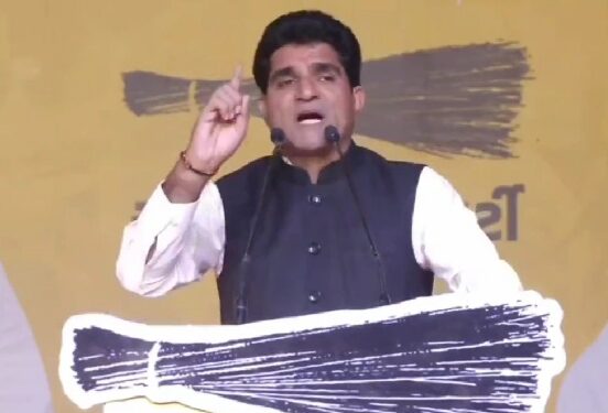 Isudan Ghadvi गुजरात विधानसभा चुनाव में इसुदान गढ़वी होंगे आम आदमी पार्टी के सीएम फेस अरविंद केजरीवाल ने किया ऐलान, इसुदान राजनीति में आने से पहले टीवी पत्रकार थे BNP NEWS DESK। गुजरात विधानसभा चुनाव में आम आदमी पार्टी ने सीएम फेस का ऐलान कर दिया है. शुक्रवार को मुख्यमंत्री पद के लिए इसुदान गढ़वी के नाम का ऐलान करते हुए अरविंद केजरीवाल ने कहा कि पार्टी राज्य में इन्ही के चेहरे पर आगे बढ़ेगी और चुनाव लड़ेगी. अरविंद केजरीवाल ने सीएम फेस के लिए उनके नाम का ऐलान किया है. आम आदमी पार्टी ने एक हफ्ते पहले अपने समर्थकों और कार्यकर्ताओं से ईमेल, फोन कॉल, एसएमएस और व्हाट्सएप संदेशों के जरिए गुजरात में मुख्यमंत्री उम्मीदवार की अपनी पसंद का पंजीकरण कराने को कहा था. अरविंद केजरीवाल ने बताया कि जो नंबर्स जारी किए गए थे, उन पर 16,48,500 लोगों का रिस्पॉन्स आया. इनमें से 73 फीसदी लोगों ने इसुदान गढ़वी के नाम को वोट दिया. जैसे ही केजरीवाल ने मंच से इसुदान के नाम की घोषणा की वह अपनी कुर्सी से उठ खड़े हुए और दिल्ली के मुख्यमंत्री को प्रणाम करने के बाद बगल में ही बैठीं अपनी मां के पांव छूकर आशीर्वाद लिया. इसुदान की मां भी अपनी कुर्सी से उठीं और बेटे को गले लगा लिया. आम आदमी पार्टी ने गुरुवार को गुजरात चुनाव के लिए 10 उम्मीदवारों की अपनी 9वीं सूची की घोषणा की थी, जिसके साथ उसके अब तक घोषित उम्मीदवारों की संख्या 118 हो गई है. आपको बता दें कि 182 सदस्यीय गुजरात विधानसभा के लिए 2 चरणों में 1 दिसंबर और 5 दिसंबर को मतदान होंगे, जबकि वोटों की गिनती 8 दिसंबर को होगी. इसुदान गढ़वी राजनीति में आने से पहले टीवी पत्रकार थे. वह गुजरात में लोकप्रिय टीवी एंकर थे और उनका ‘मन मंथन’ प्रोग्राम रात को 8 से 9 बजे तक 1 घंटे के लिए प्रसारित होता था. किसान परिवार से ताल्लुक रखने वाले 40 वर्षीय गढ़वी का जन्म 10 जनवरी 1982 को गुजरात के द्वारका जिले के पिपलिया गांव में हुआ. उन्होंने जून, 2021 में AAP की सदस्यता ली थी और वर्तमान में पार्टी के राष्ट्रीय संयुक्त महासचिव और राष्ट्रीय कार्यकारिणी के सदस्य भी हैं. अरविंद केजरीवाल ने कहा कि हम कमरे में बैठ कर अपना मुख्यमंत्री उम्मीदवार तय नहीं करते, बल्कि जनता से राय लेते हैं. इसुदान गढ़वी ने आम आदमी पार्टी की ओर से गुजरात में मुख्यमंत्री उम्मीदवार नामित होने के बाद अपने संबोधन में किसानों का मुद्दा उठाया. मोरबी ब्रिज टूटने पर भी भाजपा सरकार पर निशाना साधा. युवाओं की बात करते हुए कहा कि 3-3 साल तक परीक्षाएं ही नहीं होती हैं. हर परीक्षा का पेपर लीक हो जाता है. उन्होंने कहा कि आम आदमी पार्टी की अगर गुजरात में सरकार बनती है तो हर 10 किलोमीटर पर शानदार सरकारी स्कूल बनेंगे, जिसमें लाख रुपए की फीस देने की जरुरत नहीं होगी. साथ 18 हजार गांवों में मोहल्ला क्लिनिक भी खुलेगा, जिसमें एमबीबीएस डॉक्टर मौजूद रहेंगे. इसुदान पत्रकार के तौर पर वह दूरदर्शन, ईटीवी गुजराती, वीटीवी के साथ काम कर चुके हैं.