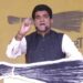 Isudan Ghadvi गुजरात विधानसभा चुनाव में इसुदान गढ़वी होंगे आम आदमी पार्टी के सीएम फेस अरविंद केजरीवाल ने किया ऐलान, इसुदान राजनीति में आने से पहले टीवी पत्रकार थे BNP NEWS DESK। गुजरात विधानसभा चुनाव में आम आदमी पार्टी ने सीएम फेस का ऐलान कर दिया है. शुक्रवार को मुख्यमंत्री पद के लिए इसुदान गढ़वी के नाम का ऐलान करते हुए अरविंद केजरीवाल ने कहा कि पार्टी राज्य में इन्ही के चेहरे पर आगे बढ़ेगी और चुनाव लड़ेगी. अरविंद केजरीवाल ने सीएम फेस के लिए उनके नाम का ऐलान किया है. आम आदमी पार्टी ने एक हफ्ते पहले अपने समर्थकों और कार्यकर्ताओं से ईमेल, फोन कॉल, एसएमएस और व्हाट्सएप संदेशों के जरिए गुजरात में मुख्यमंत्री उम्मीदवार की अपनी पसंद का पंजीकरण कराने को कहा था. अरविंद केजरीवाल ने बताया कि जो नंबर्स जारी किए गए थे, उन पर 16,48,500 लोगों का रिस्पॉन्स आया. इनमें से 73 फीसदी लोगों ने इसुदान गढ़वी के नाम को वोट दिया. जैसे ही केजरीवाल ने मंच से इसुदान के नाम की घोषणा की वह अपनी कुर्सी से उठ खड़े हुए और दिल्ली के मुख्यमंत्री को प्रणाम करने के बाद बगल में ही बैठीं अपनी मां के पांव छूकर आशीर्वाद लिया. इसुदान की मां भी अपनी कुर्सी से उठीं और बेटे को गले लगा लिया. आम आदमी पार्टी ने गुरुवार को गुजरात चुनाव के लिए 10 उम्मीदवारों की अपनी 9वीं सूची की घोषणा की थी, जिसके साथ उसके अब तक घोषित उम्मीदवारों की संख्या 118 हो गई है. आपको बता दें कि 182 सदस्यीय गुजरात विधानसभा के लिए 2 चरणों में 1 दिसंबर और 5 दिसंबर को मतदान होंगे, जबकि वोटों की गिनती 8 दिसंबर को होगी. इसुदान गढ़वी राजनीति में आने से पहले टीवी पत्रकार थे. वह गुजरात में लोकप्रिय टीवी एंकर थे और उनका ‘मन मंथन’ प्रोग्राम रात को 8 से 9 बजे तक 1 घंटे के लिए प्रसारित होता था. किसान परिवार से ताल्लुक रखने वाले 40 वर्षीय गढ़वी का जन्म 10 जनवरी 1982 को गुजरात के द्वारका जिले के पिपलिया गांव में हुआ. उन्होंने जून, 2021 में AAP की सदस्यता ली थी और वर्तमान में पार्टी के राष्ट्रीय संयुक्त महासचिव और राष्ट्रीय कार्यकारिणी के सदस्य भी हैं. अरविंद केजरीवाल ने कहा कि हम कमरे में बैठ कर अपना मुख्यमंत्री उम्मीदवार तय नहीं करते, बल्कि जनता से राय लेते हैं. इसुदान गढ़वी ने आम आदमी पार्टी की ओर से गुजरात में मुख्यमंत्री उम्मीदवार नामित होने के बाद अपने संबोधन में किसानों का मुद्दा उठाया. मोरबी ब्रिज टूटने पर भी भाजपा सरकार पर निशाना साधा. युवाओं की बात करते हुए कहा कि 3-3 साल तक परीक्षाएं ही नहीं होती हैं. हर परीक्षा का पेपर लीक हो जाता है. उन्होंने कहा कि आम आदमी पार्टी की अगर गुजरात में सरकार बनती है तो हर 10 किलोमीटर पर शानदार सरकारी स्कूल बनेंगे, जिसमें लाख रुपए की फीस देने की जरुरत नहीं होगी. साथ 18 हजार गांवों में मोहल्ला क्लिनिक भी खुलेगा, जिसमें एमबीबीएस डॉक्टर मौजूद रहेंगे. इसुदान पत्रकार के तौर पर वह दूरदर्शन, ईटीवी गुजराती, वीटीवी के साथ काम कर चुके हैं.