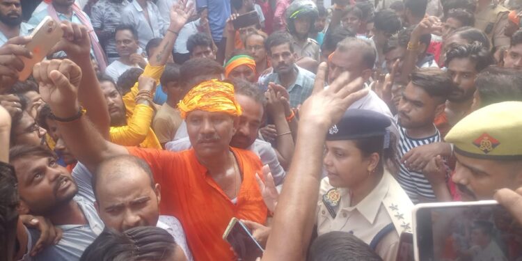 stone pelting on kanwariyas