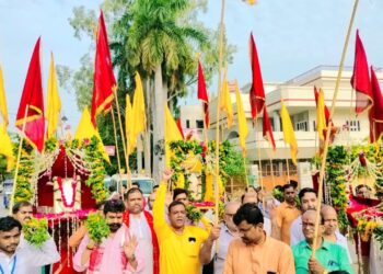 भक्त उठे झूम जब मची त्रि-देव की धूम