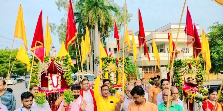 भक्त उठे झूम जब मची त्रि-देव की धूम