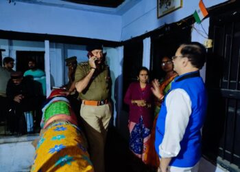वाराणसी में आंध्र प्रदेश के चार लोगों ने फंदे से लटककर की आत्‍महत्‍या