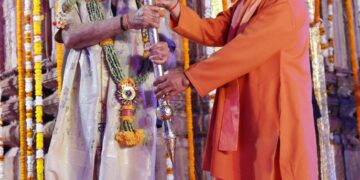 Prime Minister Modi reached Kashi