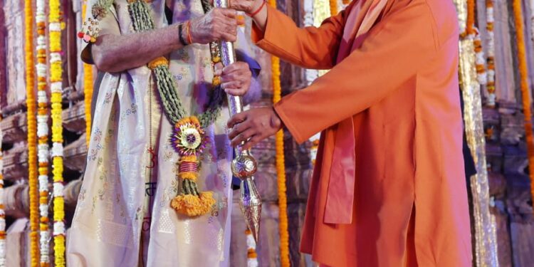 Prime Minister Modi reached Kashi