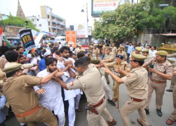 युवा कांग्रेस कार्यकर्ताओं ने नीट व यूजीसी नेट परीक्षा में गड़बड़ी को लेकर बोला हल्ला