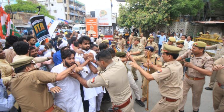 युवा कांग्रेस कार्यकर्ताओं ने नीट व यूजीसी नेट परीक्षा में गड़बड़ी को लेकर बोला हल्ला