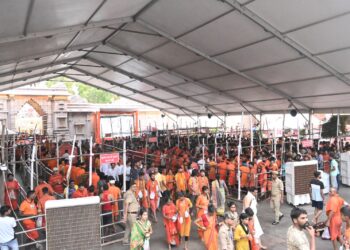 84 घाटों, 12 कुंडों के जल से किया बाबा का अभिषेक, तीन लाख से अधिक श्रद्धालु पहुंचे