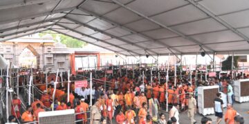 84 घाटों, 12 कुंडों के जल से किया बाबा का अभिषेक, तीन लाख से अधिक श्रद्धालु पहुंचे