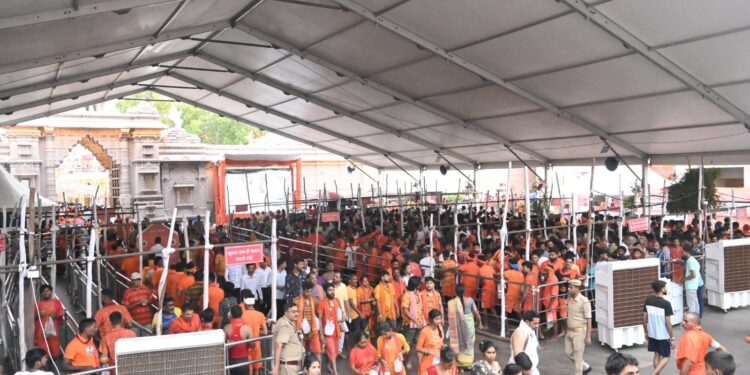 84 घाटों, 12 कुंडों के जल से किया बाबा का अभिषेक, तीन लाख से अधिक श्रद्धालु पहुंचे