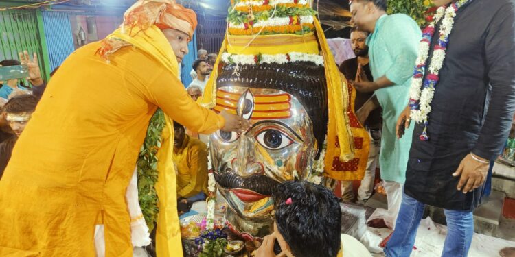 श्री लाट भैरव कज्जाकपुरा स्थित जानकी बाग से तिलक शोभायात्रा निकाली गयीं।