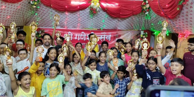 गणेश उत्सव में फैन्सी ड्रेस प्रतियोगिता में अनेक बच्चों ने विविध परिधानों में भाग लिया ।