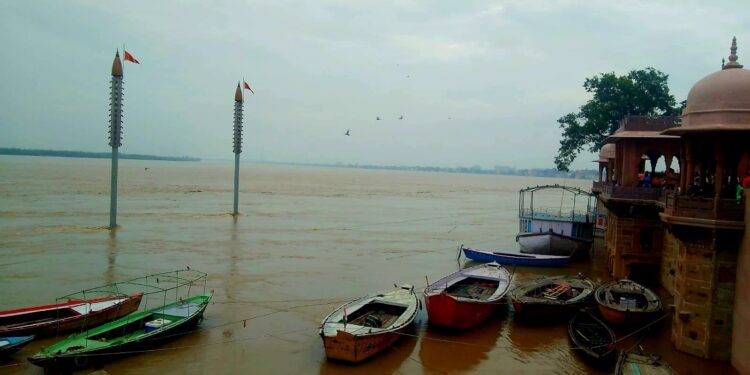 गंगा के जल स्तर में 20 सेमी प्रति घंटा की दर से वृद्धि जारी