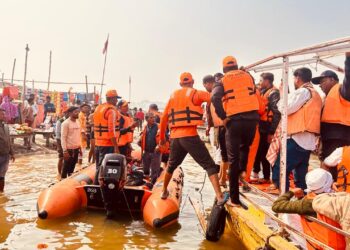 boat accident in varanasi