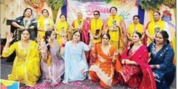भूमिहार समाज की महिलाओ ने जमकर खेली होली