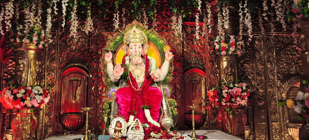 बाज़ार स्थित शेरवाली कोठी में मुम्बई के सुप्रसिद्ध लालबाग का राजा की प्रतिमूर्ति श्रीगणेश जी